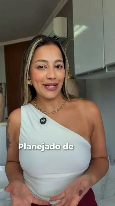 Dra. Larissa Casteluci em sua clínica odontológica